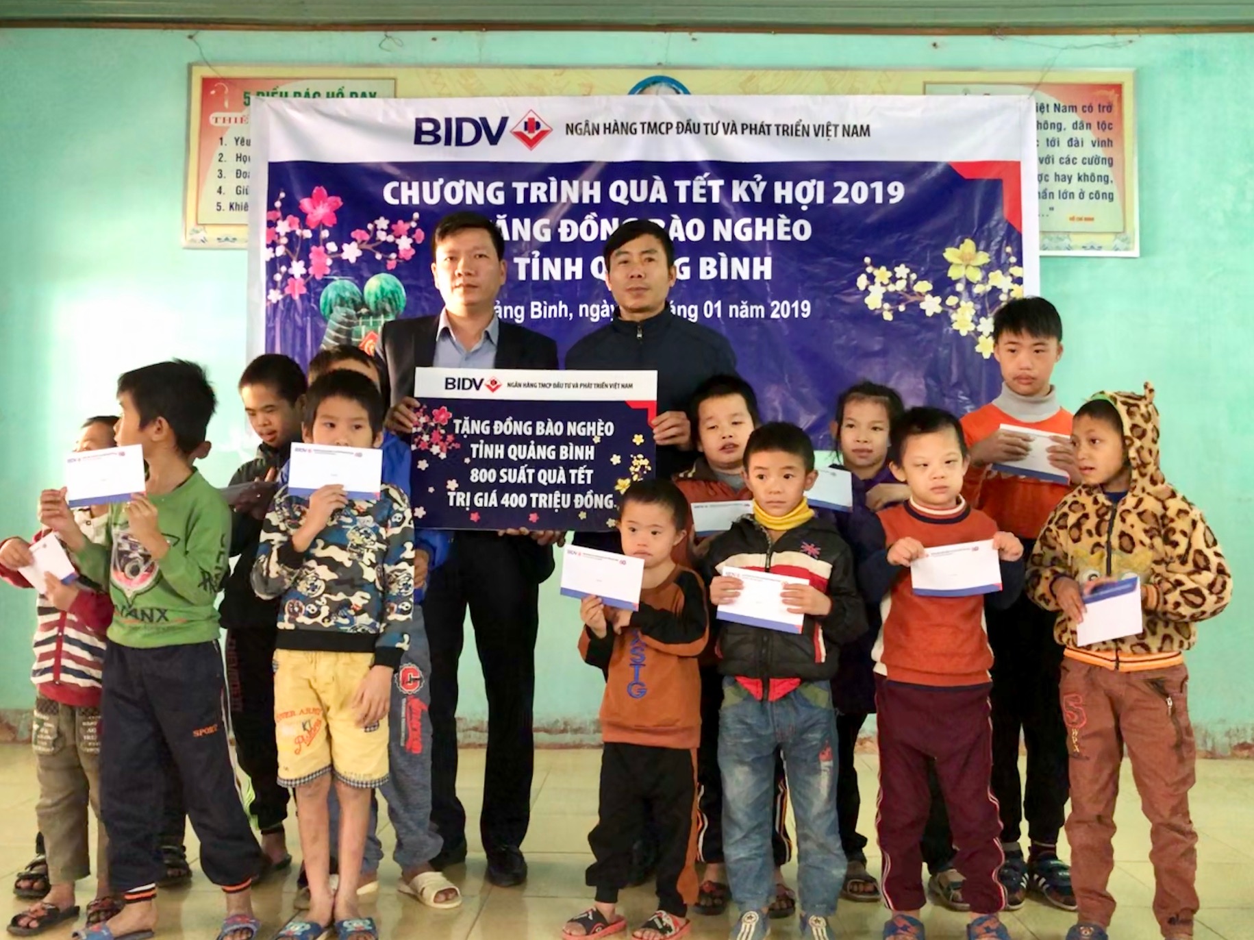 Các ngân hàng tặng quà Tết cho người nghèo