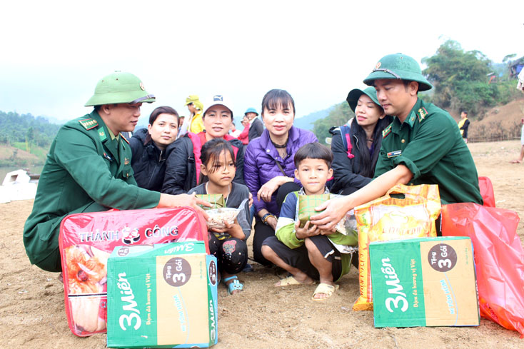 Tổ chức chương trình "Tết ấm bản nghèo" tại xã Trường Sơn