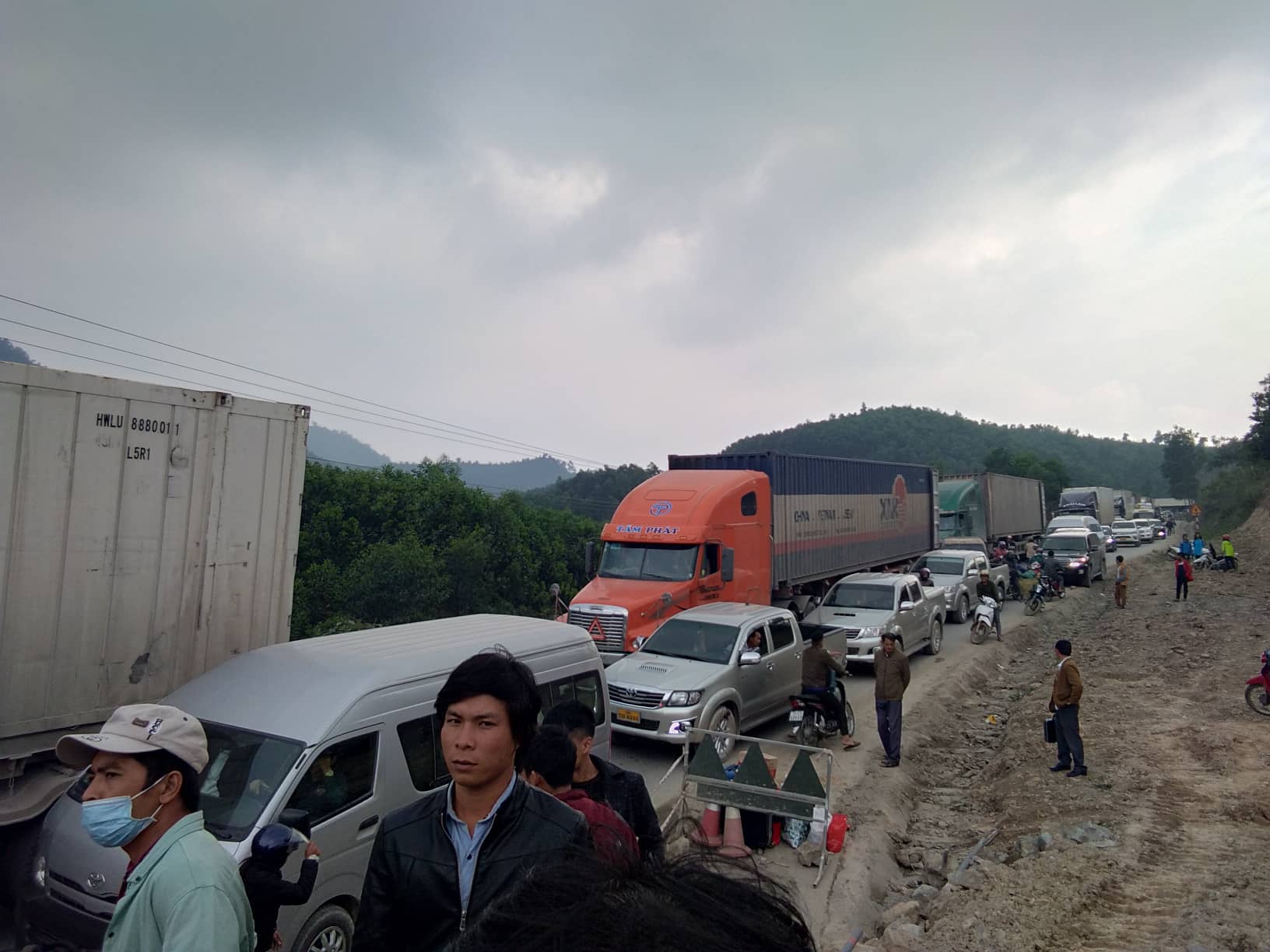 Xe container chắn ngang quốc lộ 12A tắc nghẽn 50km