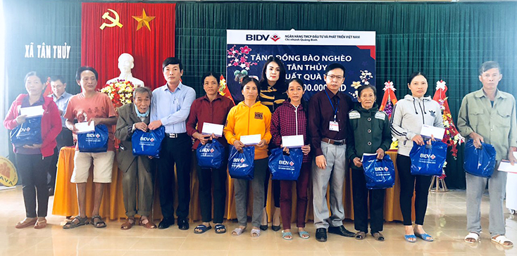Tặng 1.327 suất quà Tết cho đồng bào nghèo