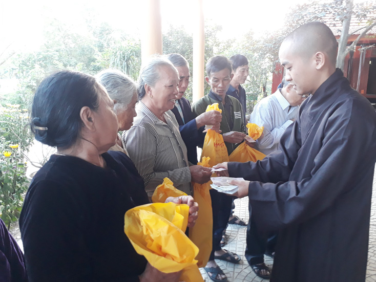 Trao 200 phần quà Tết hỗ trợ đồng bào nghèo huyện Quảng Ninh