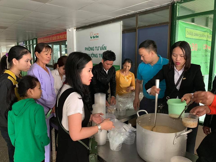"Bát cháo tình thương" cho bệnh nhân nghèo