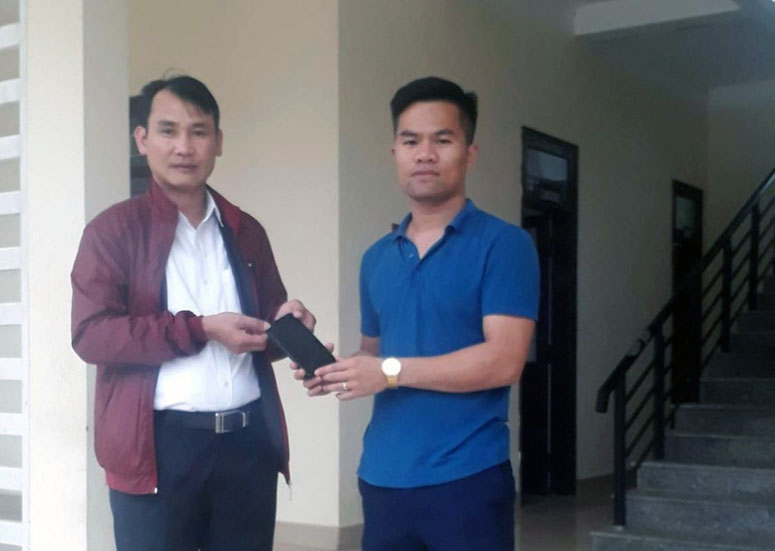 Hai du khách được trả lại tài sản để quên tại hang Tám Cô