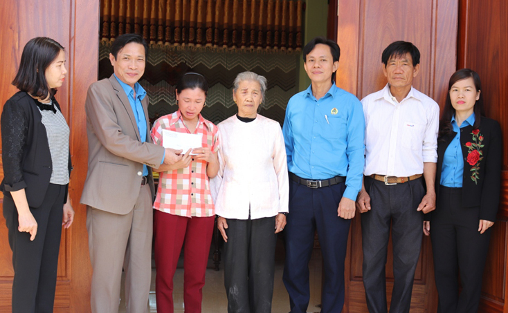 Hỗ trợ 60 triệu đồng giúp 2 đoàn viên xây dựng nhà "Mái ấm công đoàn"