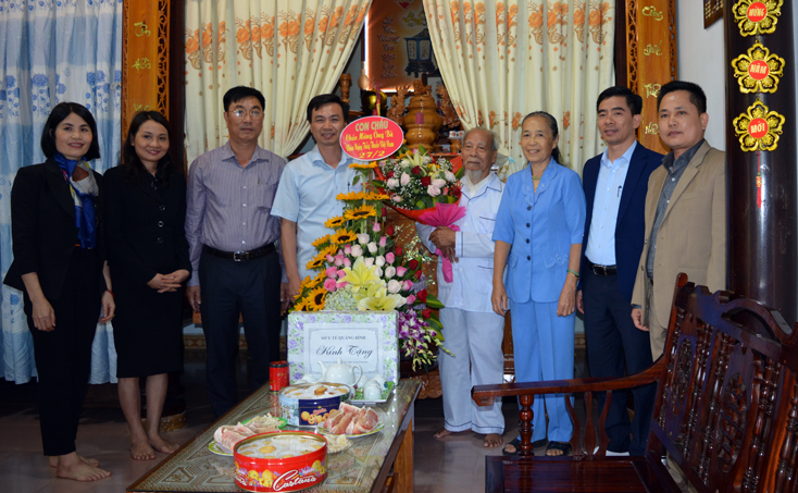Thăm, tặng quà thầy thuốc lão thành nhân ngày 27-2