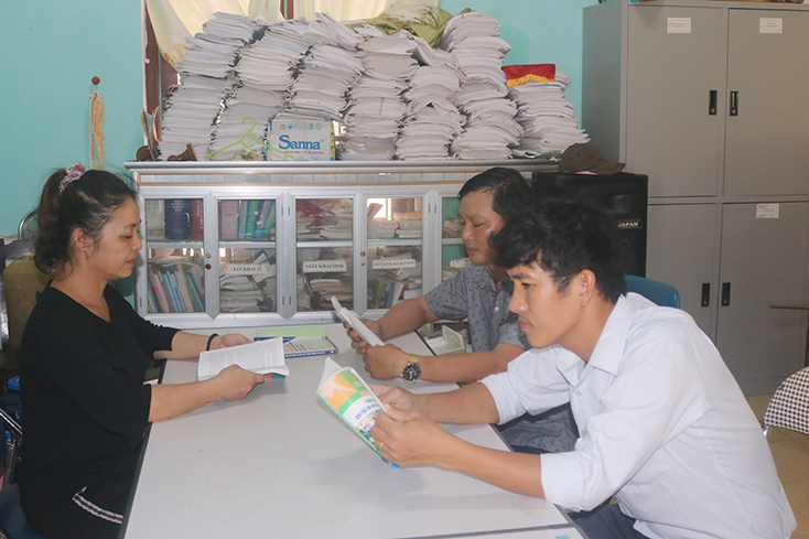 Tủ sách pháp luật từng bước "thắp sáng" nhận thức trong nhân dân