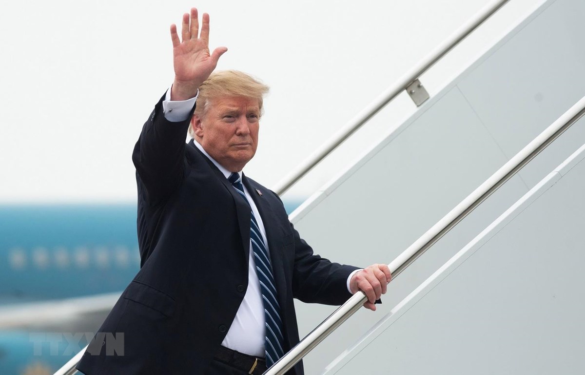 Tổng thống Mỹ Donald Trump lên chuyên cơ Air Force One để về nước