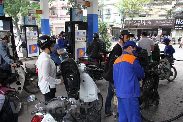 Tăng hơn 900 đồng, giá xăng E5 RON92 vượt 17.200 đồng mỗi lít