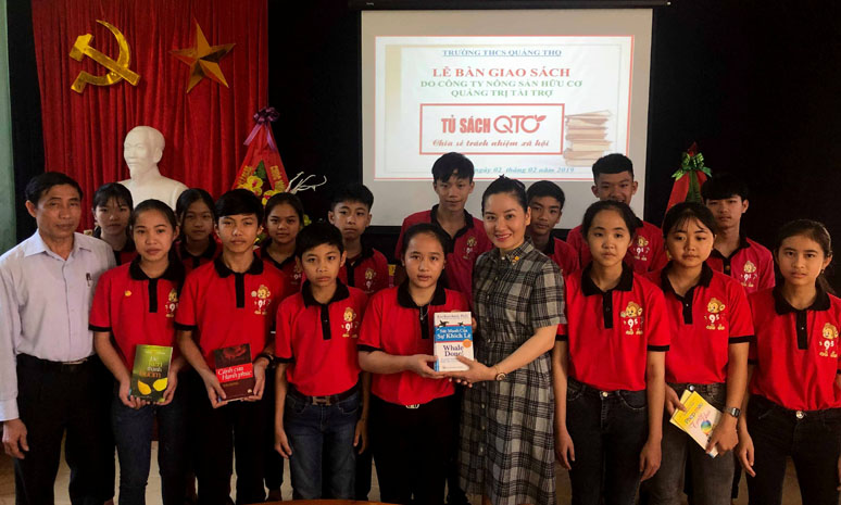 Trao tặng 20 tủ sách cho học sinh Trường THCS Quảng Thọ