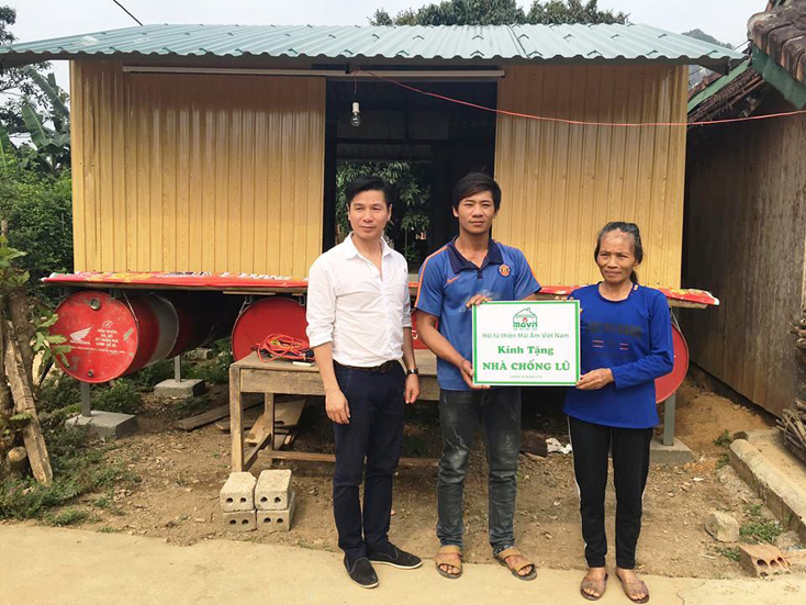 Hội từ thiện Mái ấm Việt Nam: Tặng nhà phao tránh lũ cho người dân xã Tân Hóa