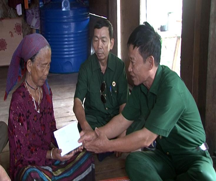 Hội CCB huyện Quảng Ninh: Tặng quà gia đình hội viên đặc biệt khó khăn tại xã Trường Sơn