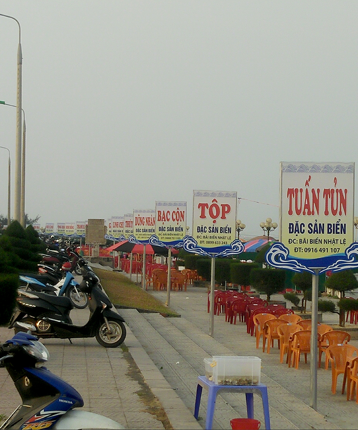 Lắp đặt đồng bộ 46 biển tên quán tại bãi biển Nhật Lệ