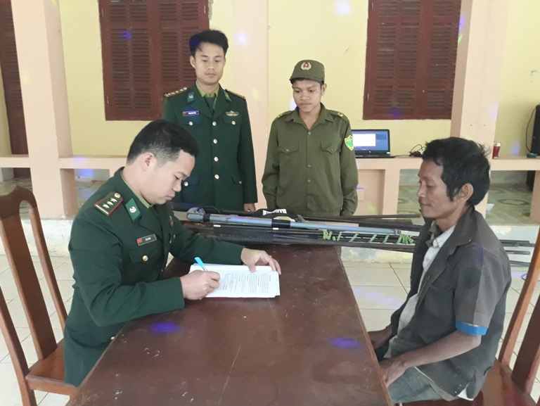 Đồn Biên phòng Cà Xèng: Vận động người dân giao nộp 13 khẩu súng tự chế