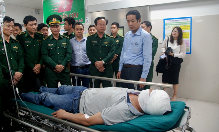 Đồng chí Chủ tịch UBND tỉnh thăm, tặng quà chiến sĩ biên phòng bị thương trong khi làm nhiệm vụ