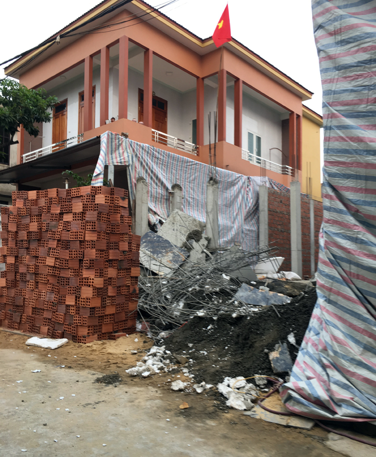 Sập mái hiên vừa thi công, 2 người thương vong