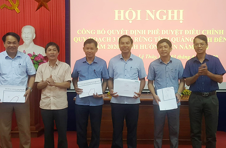 Lệ Thủy:  Công bố quyết định và bàn giao hồ sơ quy hoạch 3 loại rừng
