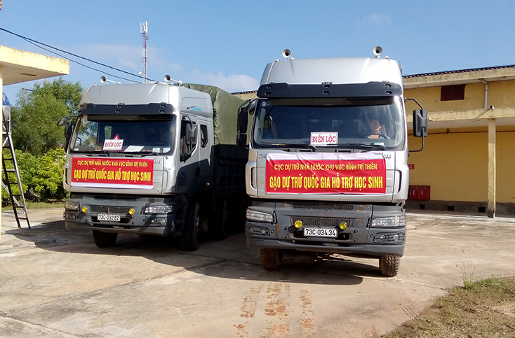 Cấp phát gạo bổ sung cho 90 học sinh THCS Xuân Trạch