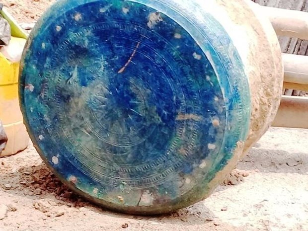 Mời chuyên gia giám định trống đồng cổ mới phát hiện tại Lào Cai