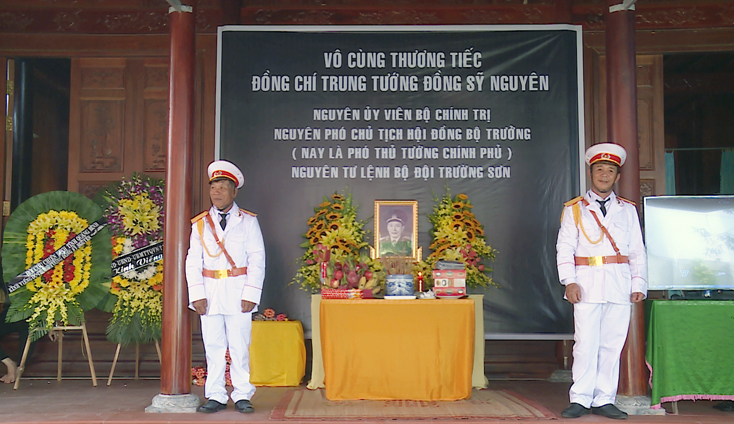 Lãnh đạo thị xã Ba Đồn viếng Trung tướng Đồng Sỹ Nguyên tại quê nhà