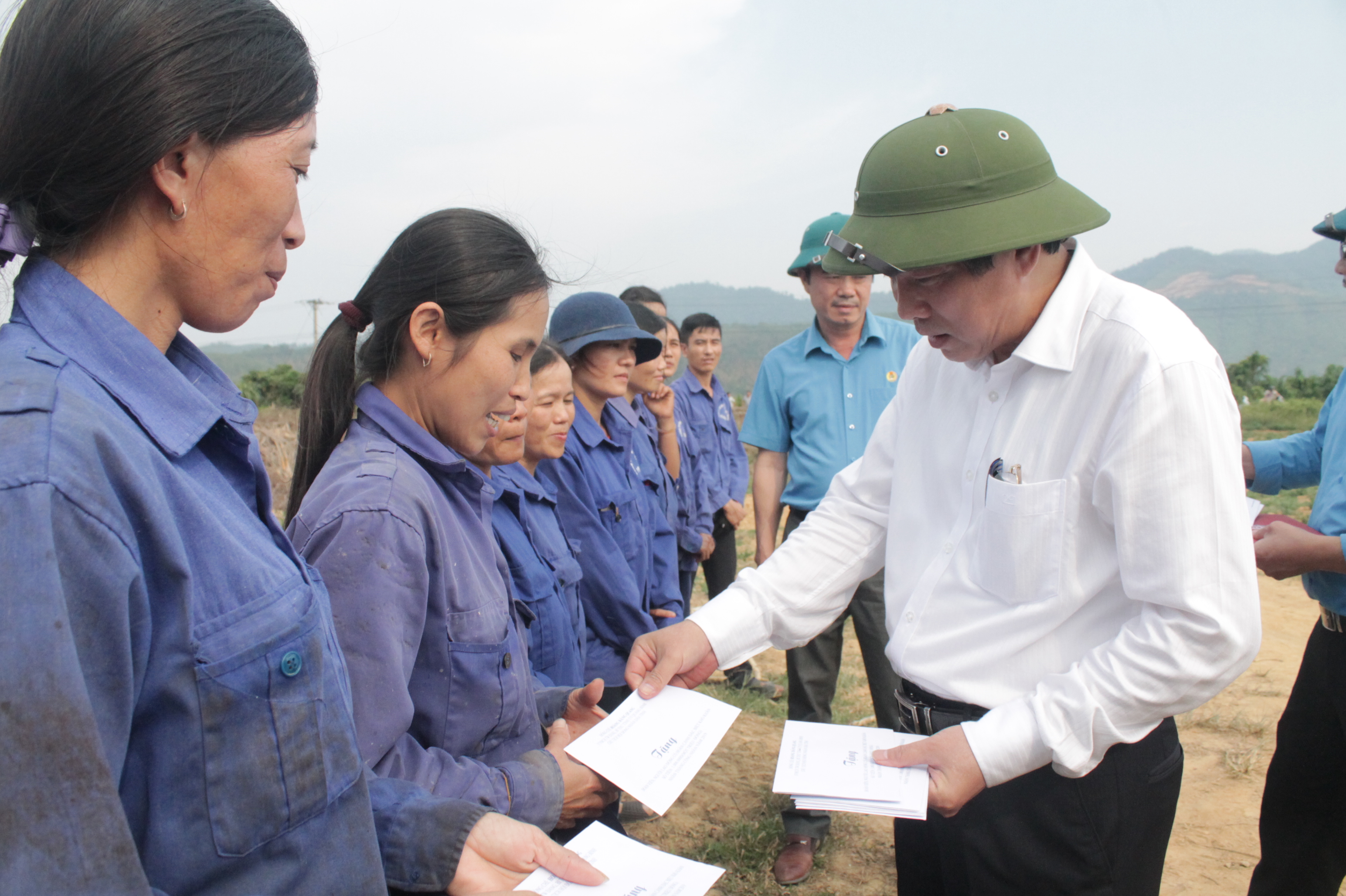 Đồng chí Bí thư Tỉnh ủy thăm và tặng quà công nhân lao động