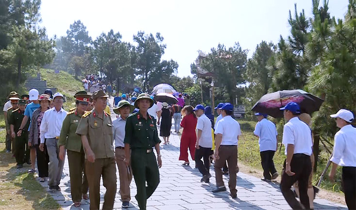Hàng chục ngàn lượt người dân đến viếng mộ Đại tướng Võ Nguyên Giáp