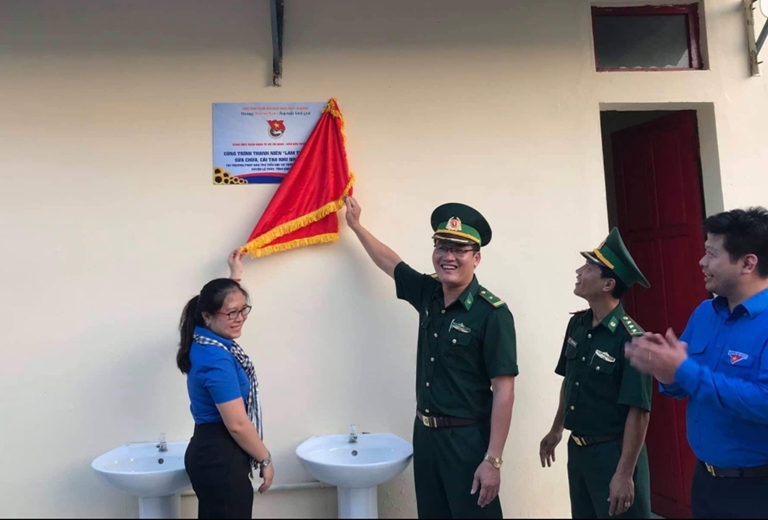 Bàn giao công trình cải tạo nhà vệ sinh trường học