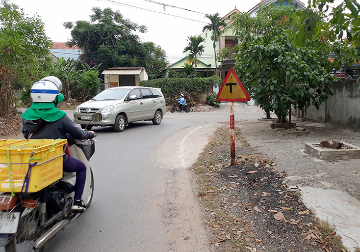 Nhanh chóng di chuyển biển báo giao thông nguy hiểm