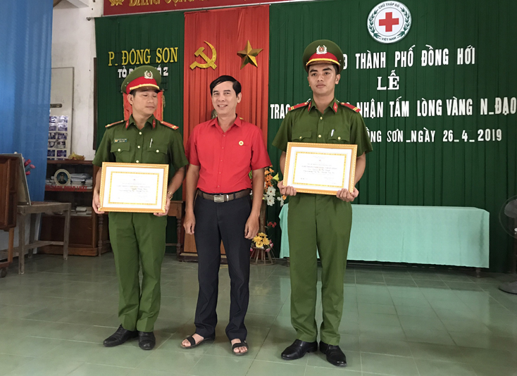 TP. Đồng Hới: Biểu dương hai chiến sỹ công an cứu người bị nạn trên biển