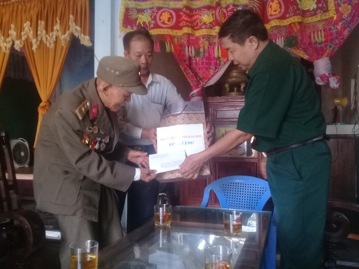Hội Cựu chiến binh tỉnh thăm và tặng quà chiến sỹ Điện Biên