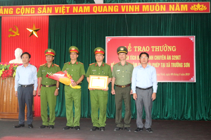 Khen thưởng thành tích đấu tranh chuyên án 329KT về khai thác  lâm sản trái phép tại Trường Sơn