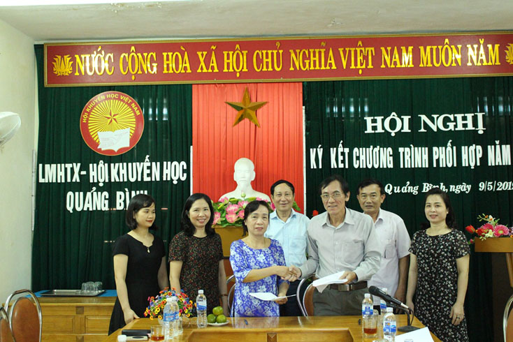 Liên minh HTX và Hội Khuyến học tỉnh: Ký kết chương trình phối hợp