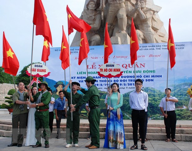 Xuất quân Liên hoan tuyên truyền lưu động về đường Trường Sơn