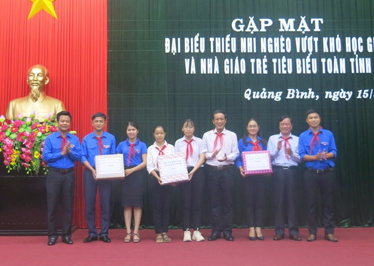 Gặp mặt đại biểu thiếu nhi nghèo vượt khó học giỏi và nhà giáo trẻ tiêu biểu