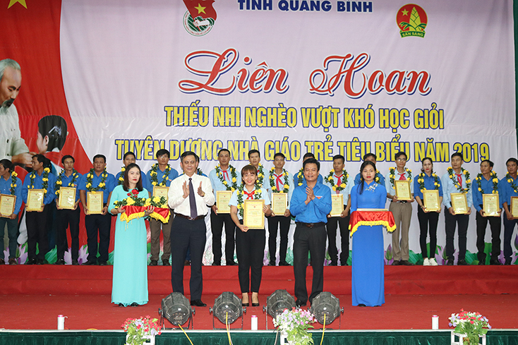 Liên hoan thiếu nhi nghèo vượt khó học giỏi và tuyên dương nhà giáo trẻ tiêu biểu