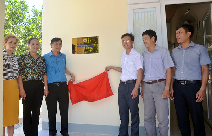 Bàn giao nhà nội trú cho giáo viên xã Hương Hóa