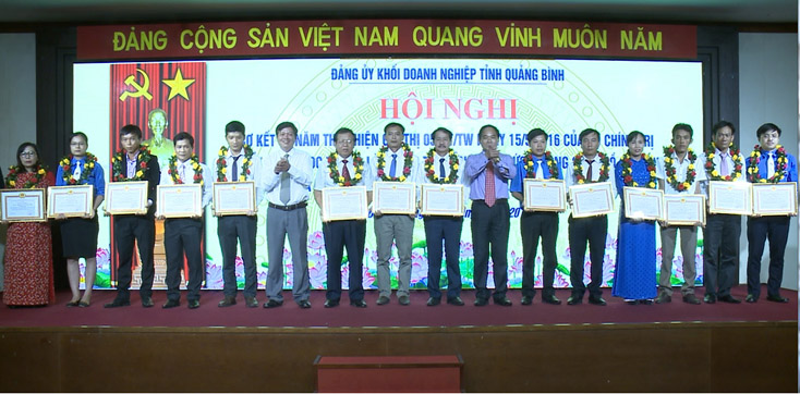 Đảng ủy Khối Doanh nghiệp tỉnh: Tuyên dương điển hình tiên tiến làm theo lời Bác