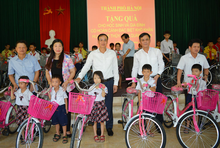 Lãnh đạo TP. Hà Nội tặng quà học sinh và gia đình có hoàn cảnh khó khăn