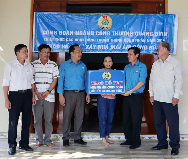 Bàn giao Mái ấm Công đoàn cho đoàn viên khó khăn