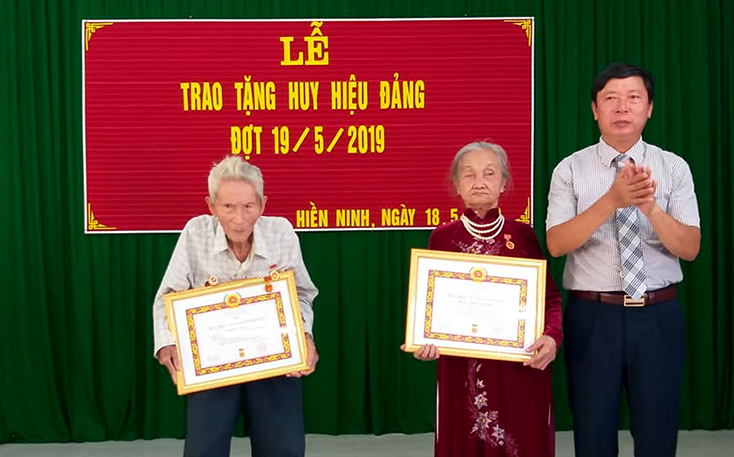 Đảng bộ huyện Quảng Ninh: Trao Huy hiệu Đảng đợt 19-5 cho 105 đảng viên
