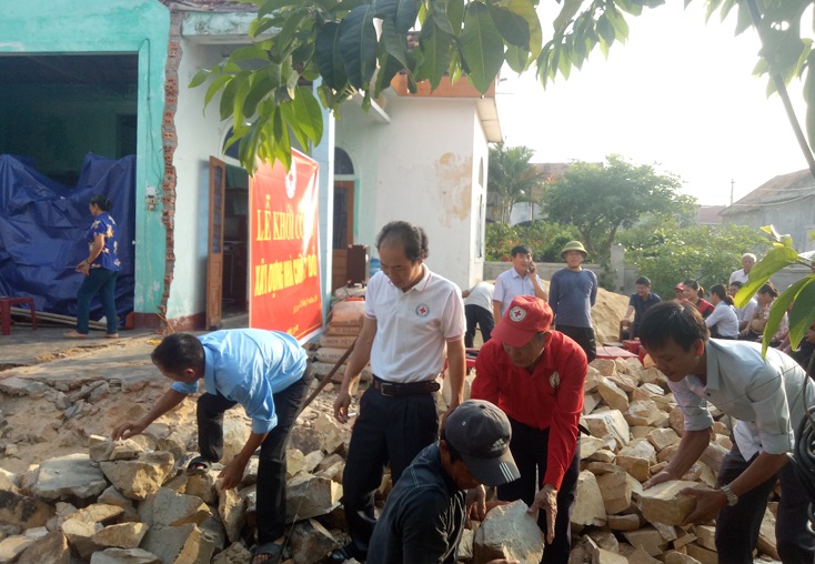 Khởi công xây dựng nhà nhân đạo cho hộ nghèo