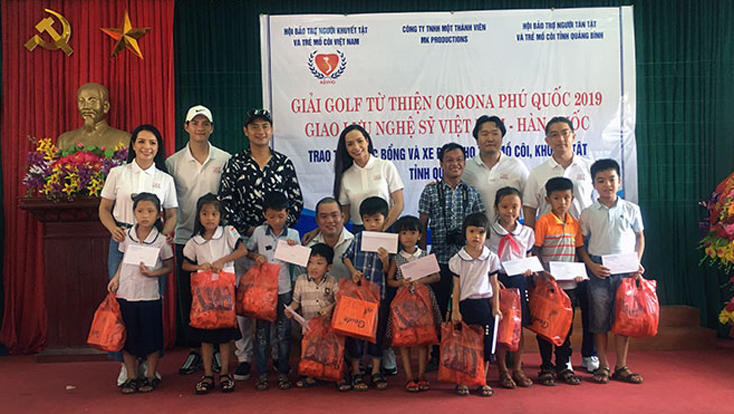 Trao quà cho trẻ khuyết tật và mồ côi