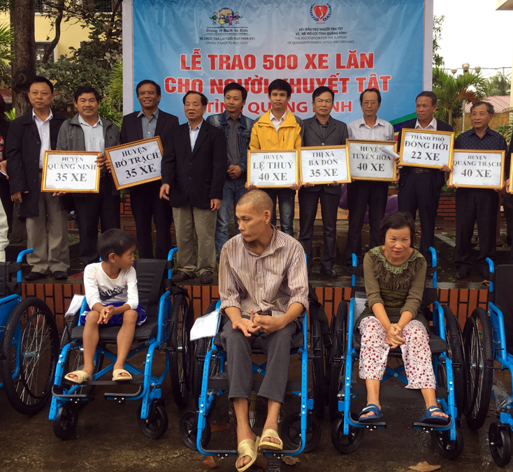 Món quà ý nghĩa cho người khuyết tật và trẻ mồ côi