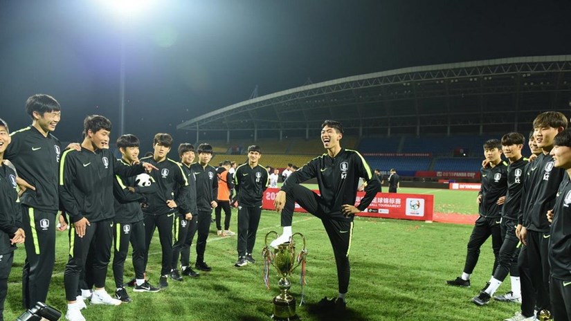 U18 Hàn Quốc gây sốc khi giẫm chân lên cúp vô địch tại Trung Quốc