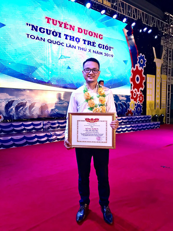 Một đoàn viên được tuyên dương "Người thợ trẻ giỏi" toàn quốc lần thứ X