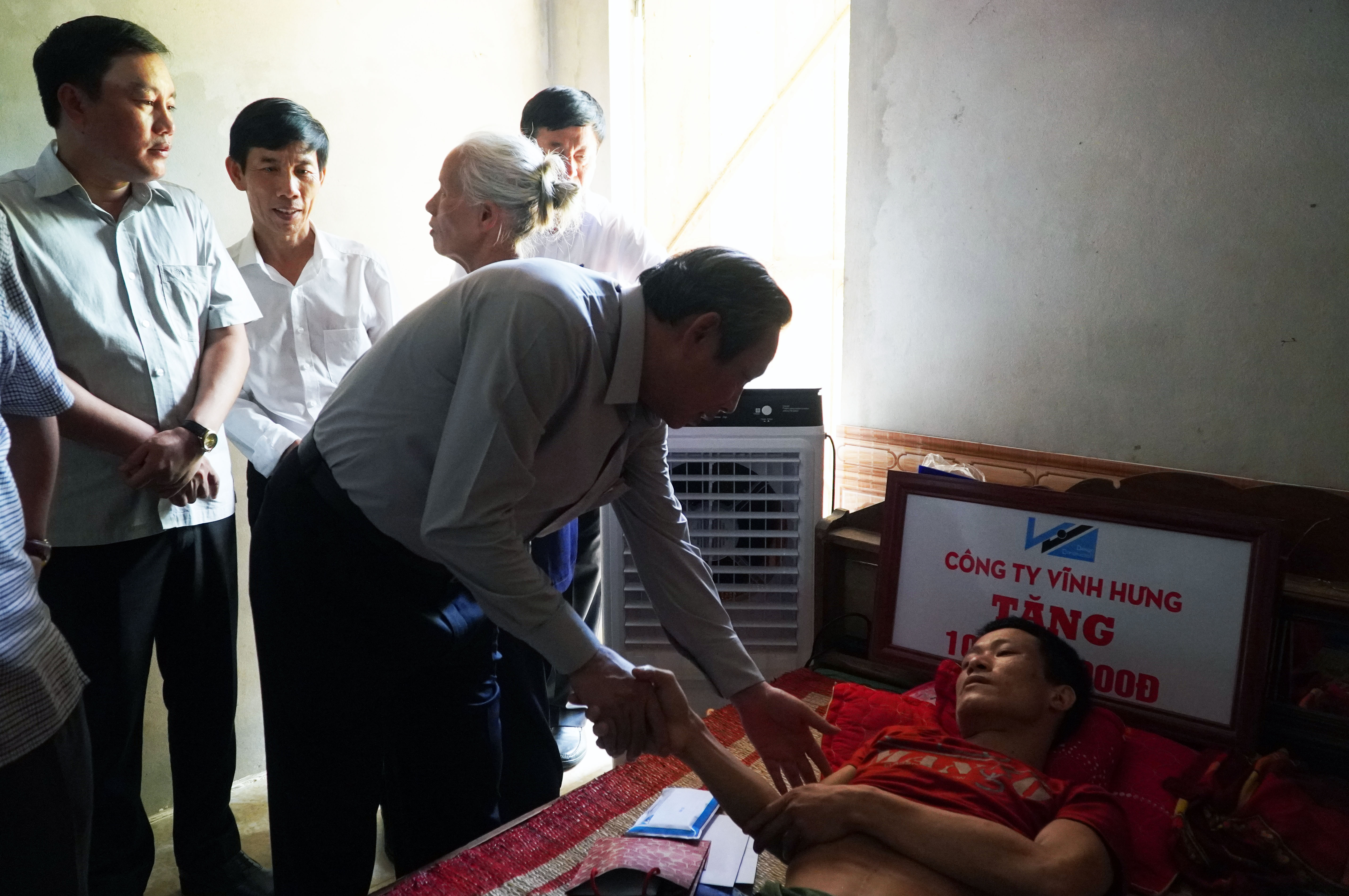 Lãnh đạo tỉnh và các doanh nghiệp thăm, tặng quà "người hùng" Phạm Văn Thuận