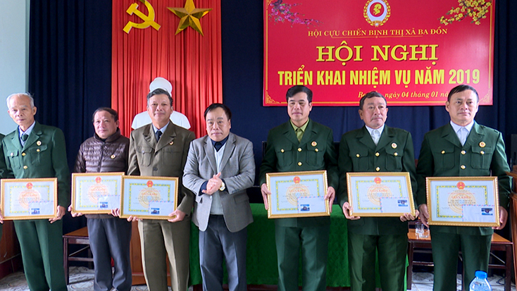Cựu chiến binh gương mẫu đi đầu