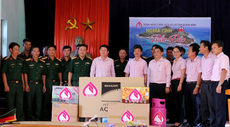 Thăm và tặng quà cán bộ, chiến sĩ đảo La