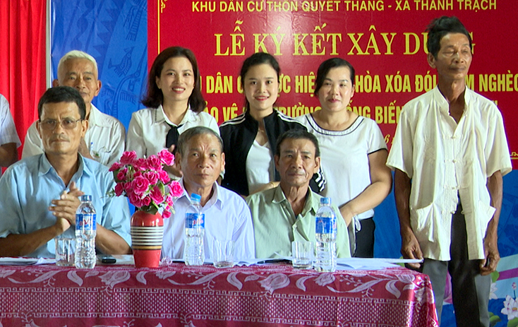 Bố Trạch:  Ký kết xây dựng mô hình khu dân cư chống biến đổi khí hậu