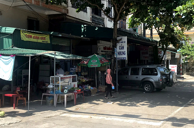 Quảng Ninh: Nhiều hàng quán lấn chiếm hành lang ATGT đường bộ