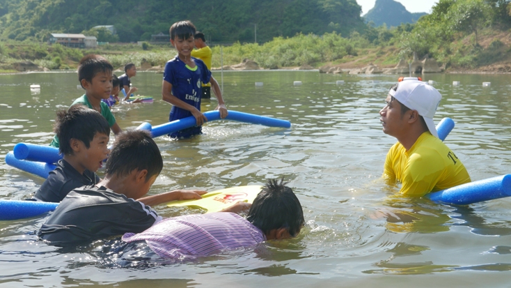 Khai giảng lớp dạy bơi miễn phí cho trẻ em
